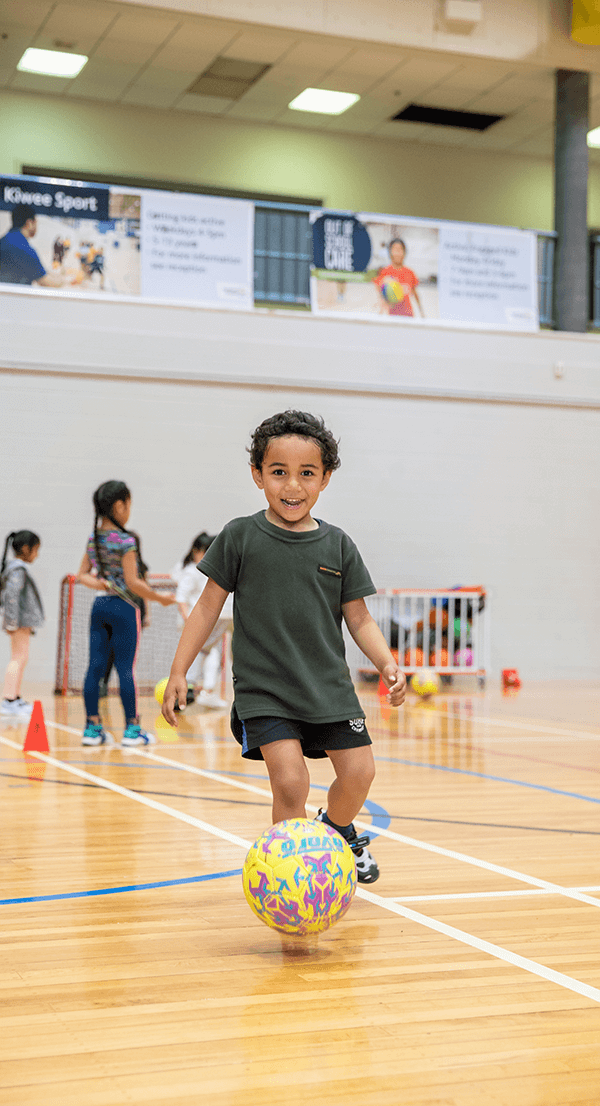 Sideimage Boyplayinywithball